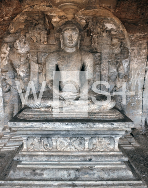 ｜ガル・ヴィハーラ寺院内部の座仏像