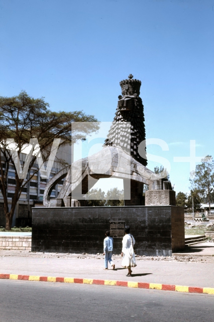 ｜ハイレ・セラシエ1世広場に立つライオンの像