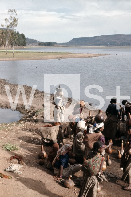 ｜アデレ湖から水汲みをする農民たち