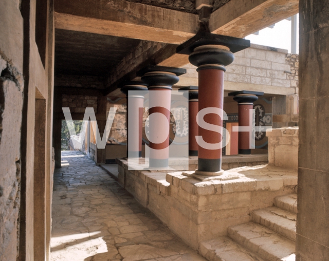 ｜クノソッス宮殿の宮殿大階段室と柱廊の間