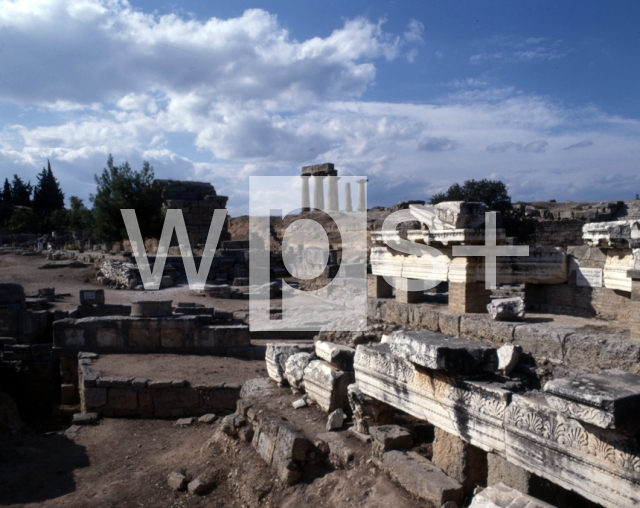 ｜アポローン神殿とプロピュライアより望む北西ストア