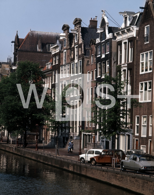 ｜運河とアムステルダムの町並み