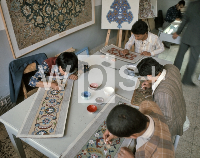 ｜美術学校で絨毯の模様をデザインする学生