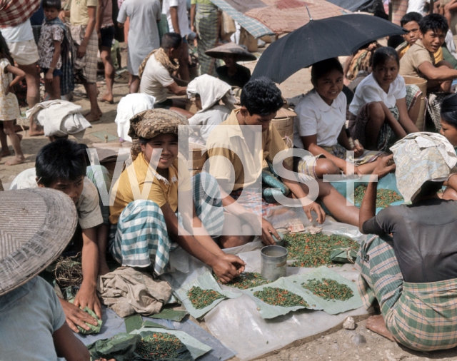 ｜マカレ市場でスパイスを売るトラジャ族の女性