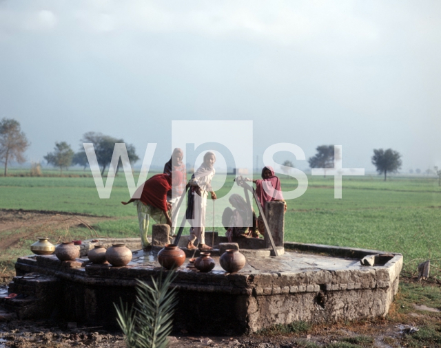 ｜井戸で水を汲む農民