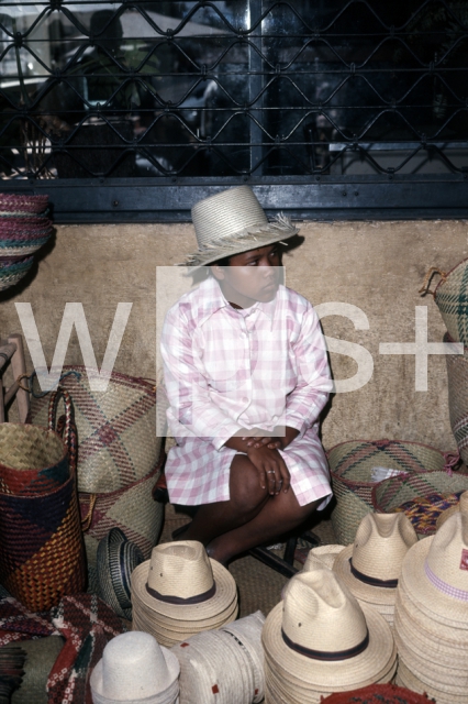 ｜金曜マーケットで帽子を売るメリナ族の少女