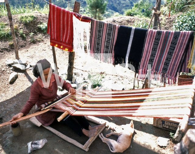 ｜手織りをしているバナウェの農民