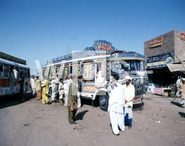 ｜パキスタン北東の小さな村のバス停留所