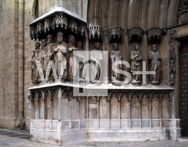 ｜タラゴナ大聖堂、正面扉口左側壁の人像彫刻
