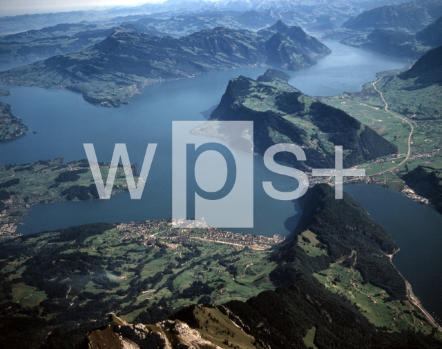 ｜ピラトゥス山の上空から望むルツェルン湖