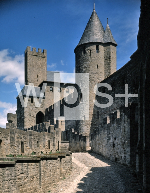 ｜シテ・ド・カルカソンヌ西側城壁と「正義の塔」及び城塞「伯の城」