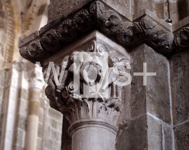 ｜サント＝マドレーヌ大聖堂の内部身廊の柱頭「風（鞴の）」