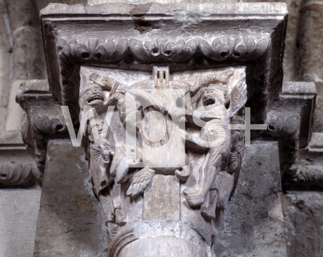 ｜サント＝マドレーヌ大聖堂の内部側廊の柱頭「聖アントニウスの誘惑」