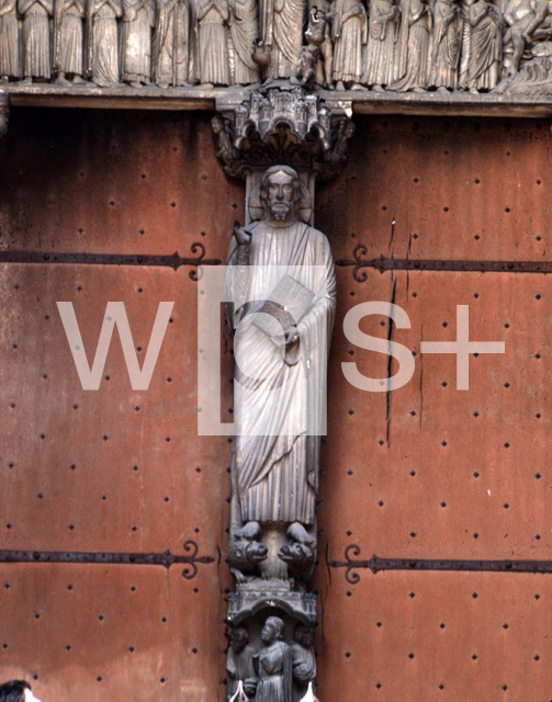 ｜ノートルダム大聖堂 (シャルトル)の南袖廊扉口「右手を上げ教えをたれるキリスト像」