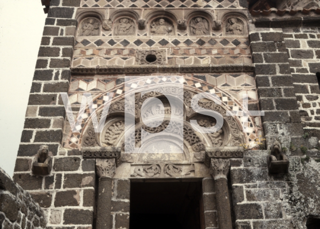｜サン・ミシェル・デグイル礼拝堂の左側扉口の三葉型アーチ