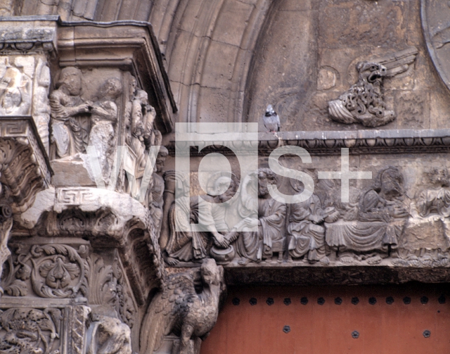 ｜サン・ジル修道院教会の西正面中央扉口「使徒の足を洗うキリスト」