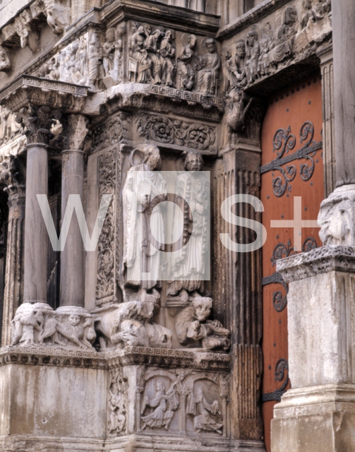｜サン・ジル修道院教会の西正面中央扉口「使徒ヨハネとペテロ」