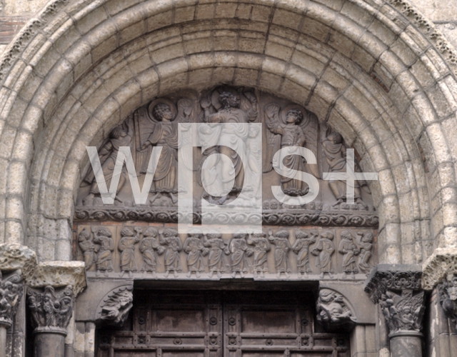 ｜サン＝セルナン大聖堂の南側扉口ティンパヌム「キリストの昇天」
