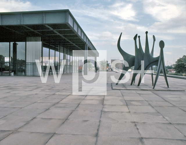 MIES VAN DER ROHE Ludwig & CALDER Alexander｜新国立美術館（ノイエ・ナショナルギャラリー）とカルダーの彫刻