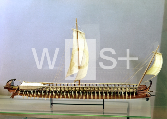 ｜ギリシア時代の三段オールの軍船（ガレー船）