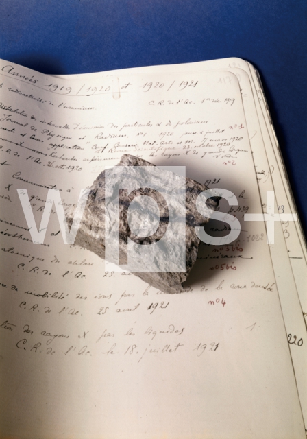 ｜1898年キュリー夫人がラジウムを抽出したピッチブレンド（瀝青ウラン）の見本とキュリー夫人自筆のノート