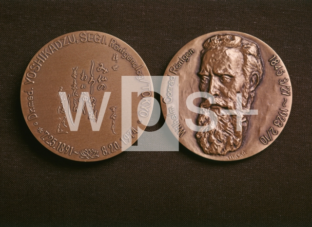 ｜レントゲンに授与された第1回ノーベル物理学賞のメダル、1901年