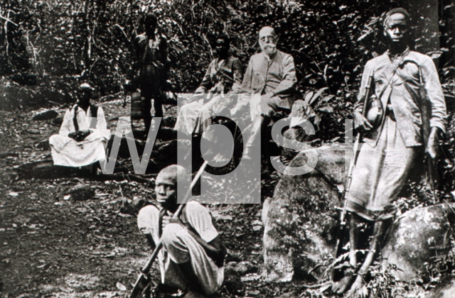 ｜コッホ、現地民とともに、1906年東アフリカにて
