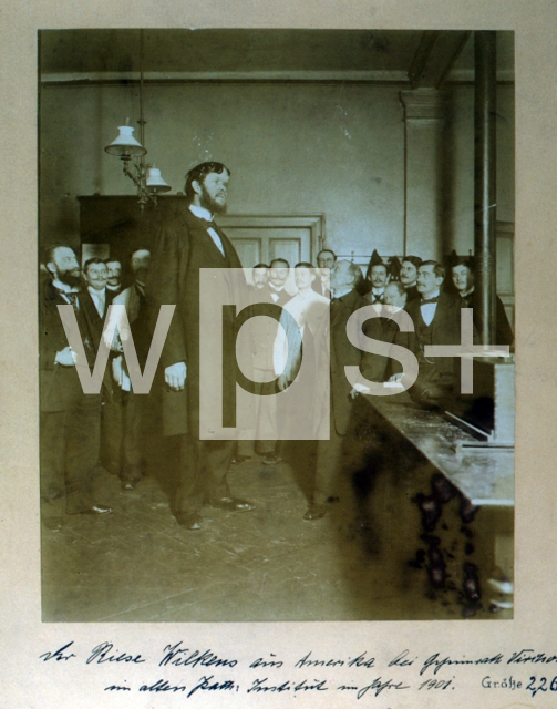｜ベルリンの慈善病院の旧病理学教室にてアメリカ来たリーゼ・ウィルキンスと語るウィルヒョー、1901年