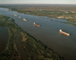 ｜パラナ川に係留するタンカー