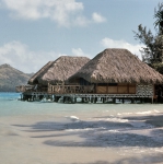 ｜ボラボラ島の海辺に建つ家