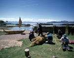 ｜ウィニャイマルカ湖に浮かぶスリキ島で葦船を作るインディオ