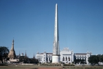 ｜独立記念塔と市庁舎