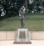 ｜ヤンゴンに建つアウン・サン記念像