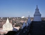 ｜パガン遺跡、タンピンニュ寺院から望むアーナンダ寺院