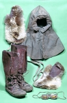 ｜カッパ、カナダ式ブーツ、毛皮の手袋、ゴーグル