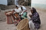 ｜籠を編むハラリ族の女性