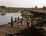 ｜メンフィス近くのナイル川の運河で、組んだ水を運ぶ女性たち