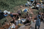 ｜川で洗濯をするアシャンティ族の男達