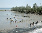 ｜カスピ海へ流れ込む川岸で釣りを楽しむ人々