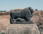 ｜バビロン遺跡、人を踏みつけるライオン像