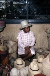 ｜金曜マーケットで帽子を売るメリナ族の少女