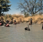 ｜沼で釣りをするオヴァンボ族の少女たち