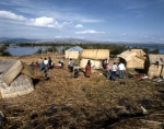 ｜チュクイート平原に浮かぶウロス島で暮らすウロス族の人々