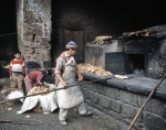 ｜パンを焼くインディオの家族