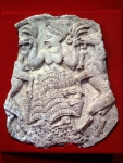 ｜2匹の山羊を両脇に置いた女神像