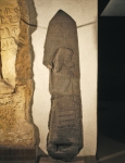 ｜神に敬意を表するワルパラス／ウルパラ王の肖像を浮彫りにした石碑