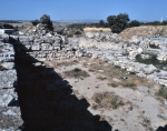 ｜トロイ遺跡（第6層）、アテナイ神殿のテラスから望む家々