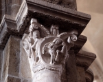 ｜サント＝マドレーヌ大聖堂の内部身廊の柱頭「天秤座の天秤皿を掴んでいる男」