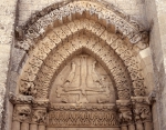 ｜サン・ピエール聖堂の西正面扉口の左側擬似扉口ティンパヌム「聖ペテロの磔刑」