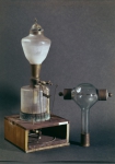 ｜電気盆との合体による点火装置を取付けた可燃性空気の入ったランプ（左）と放電により着火される可燃性空気の入ったヴォルタの着火装置（ピストル）（右）